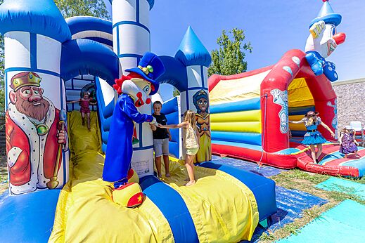 Juegos hinchables, niños y mascota en el camping CAPFUN Bel Air en Aiguillon sur Mer.
