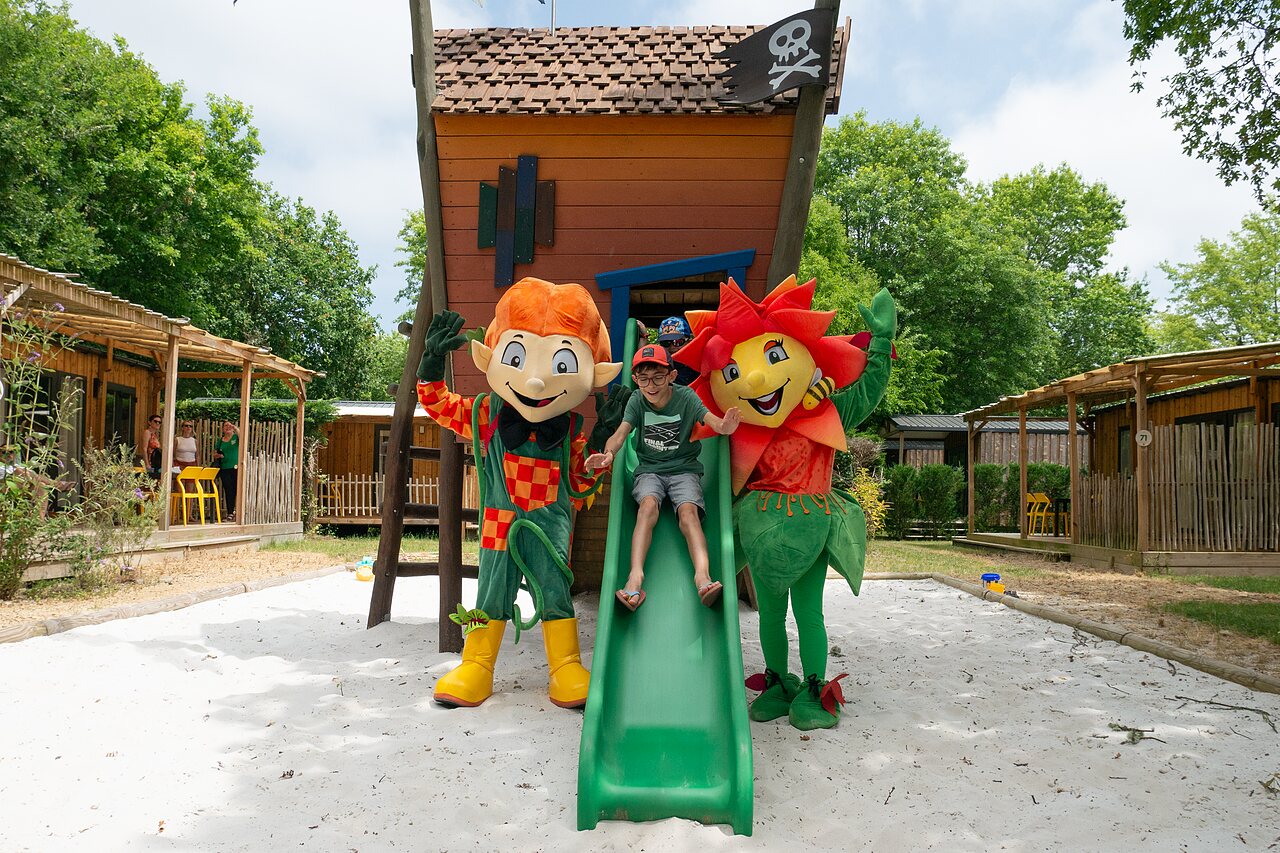 Ni�o en tobog�n, mascotas y parque infantil en el camping CLICOCHIC Bimbo en BISCARROSSE (40).