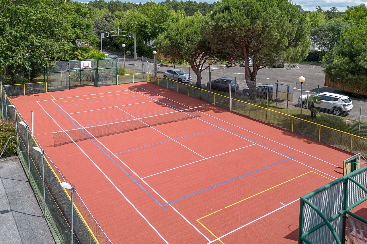Cancha multideportiva tenis, baloncesto y b�dminton en camping CLICOCHIC Bimbo BISCARROSSE (40).