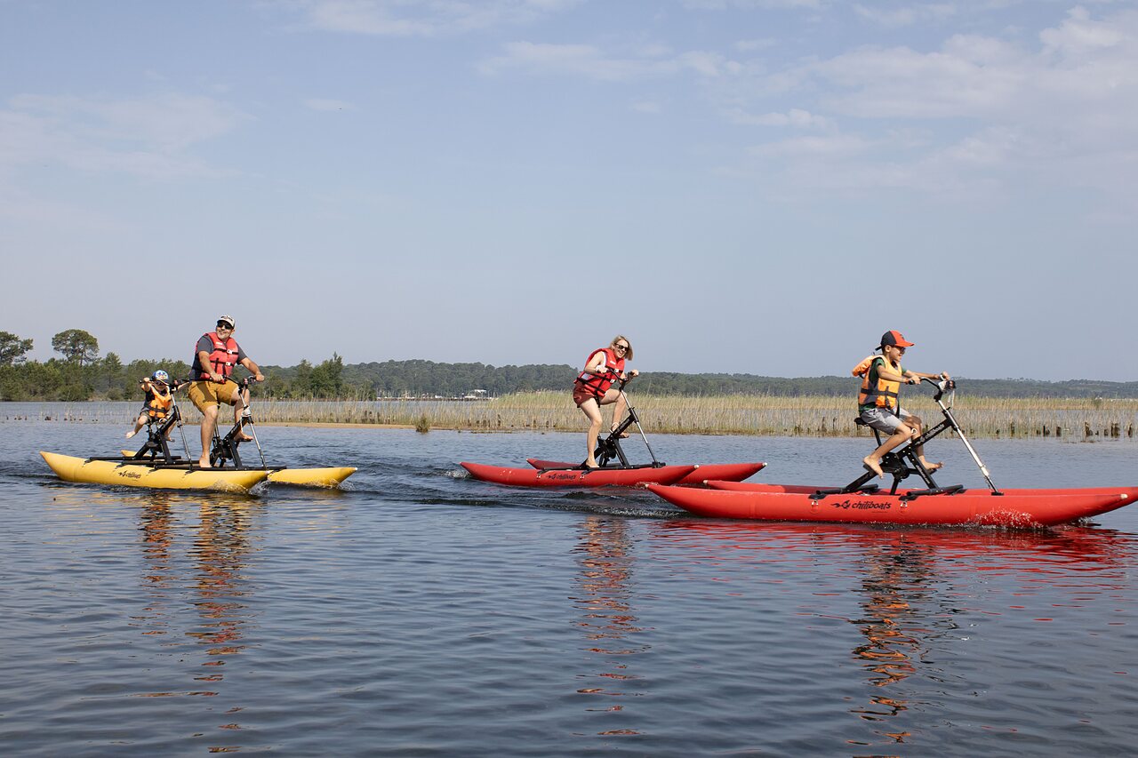 Familia en bicicleta acu�tica en el lago del camping CLICOCHIC Bimbo en BISCARROSSE (40).