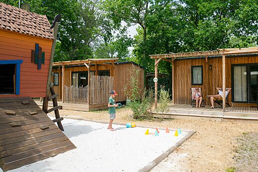 Niño en el área de juegos, Mobil-homes en el camping CLICOCHIC Bimbo en BISCARROSSE (40).
