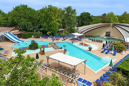 Piscina exterior, tobog�n acu�tico y piscina infantil en el camping CLICOCHIC Bimbo en BISCARROSSE (40).