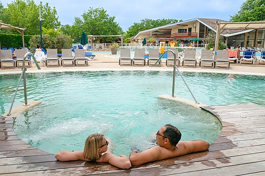 Pareja relaj�ndose en el jacuzzi de la piscina en el camping CLICOCHIC Bimbo en BISCARROSSE (40).