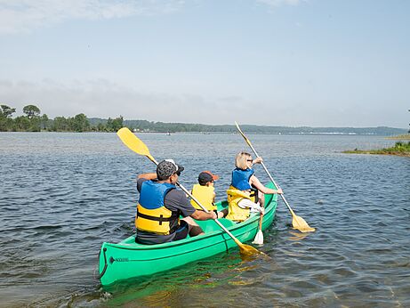 Familia en canoa en el lago del camping CLICOCHIC Bimbo en BISCARROSSE (40).