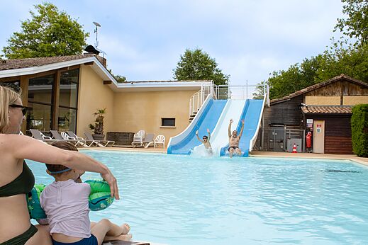 Doble tobog�n acu�tico y piscina exterior en el camping CLICOCHIC Bimbo en BISCARROSSE (40).