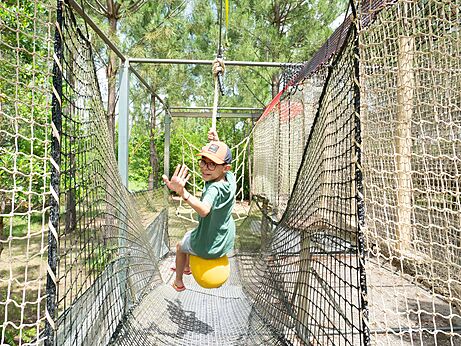 Niño en circuito de aventura suspendido en el camping CLICOCHIC Bimbo en BISCARROSSE (40).