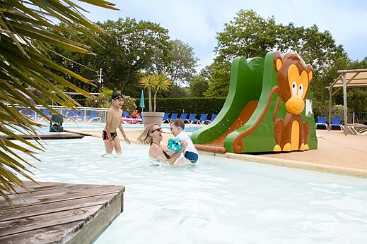 Tobogán acuático mono y piscina infantil en el camping CLICOCHIC Bimbo en BISCARROSSE (40)
