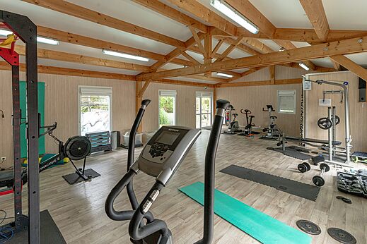 Gimnasio con equipamiento variado en el camping CLICOCHIC Bimbo en BISCARROSSE (40).