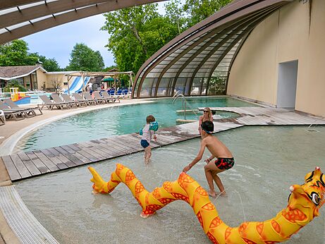 Piscina cubierta y juegos acu�ticos infantiles en el camping CAPFUN Cenic en BISCARROSSE.