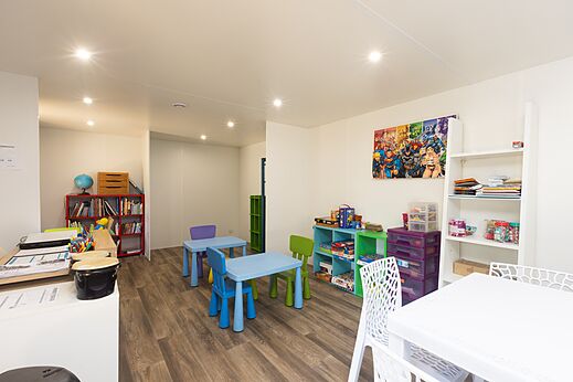 Sala de juegos infantil con mesas y sillas en el camping CLICOCHIC Bimbo en BISCARROSSE (40)