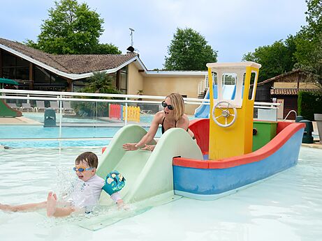 Tobog�n, barco y piscina infantil en el camping CLICOCHIC Bimbo en BISCARROSSE.