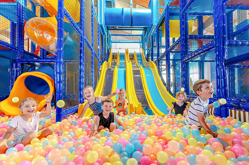 Zona de juegos en el camping VAGUES OCEANES Blancs Ch�nes en LA TRANCHE SUR MER (85).