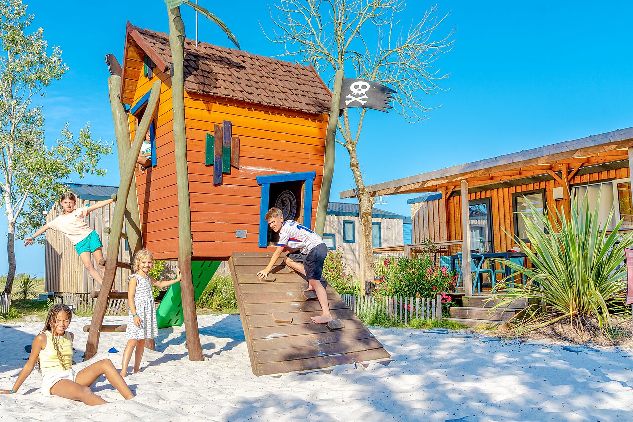 Juegos ni�os en el camping VAGUES OCEANES Blancs Ch�nes en LA TRANCHE SUR MER (85).