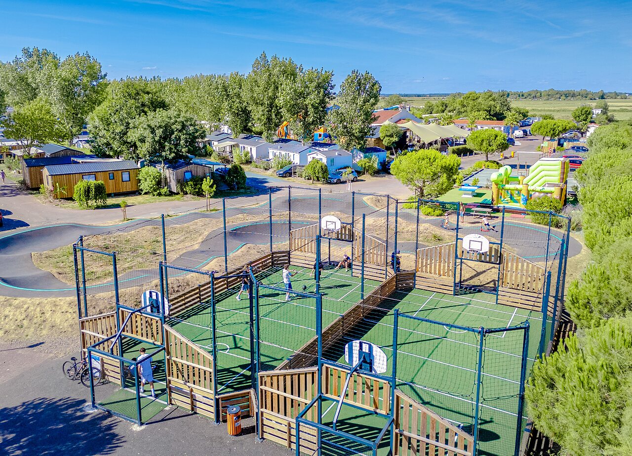 Campo multideporte, pump track y juegos inflables en camping VAGUES OCEANES Blancs Ch�nes en LA TRANCHE SUR MER (85).