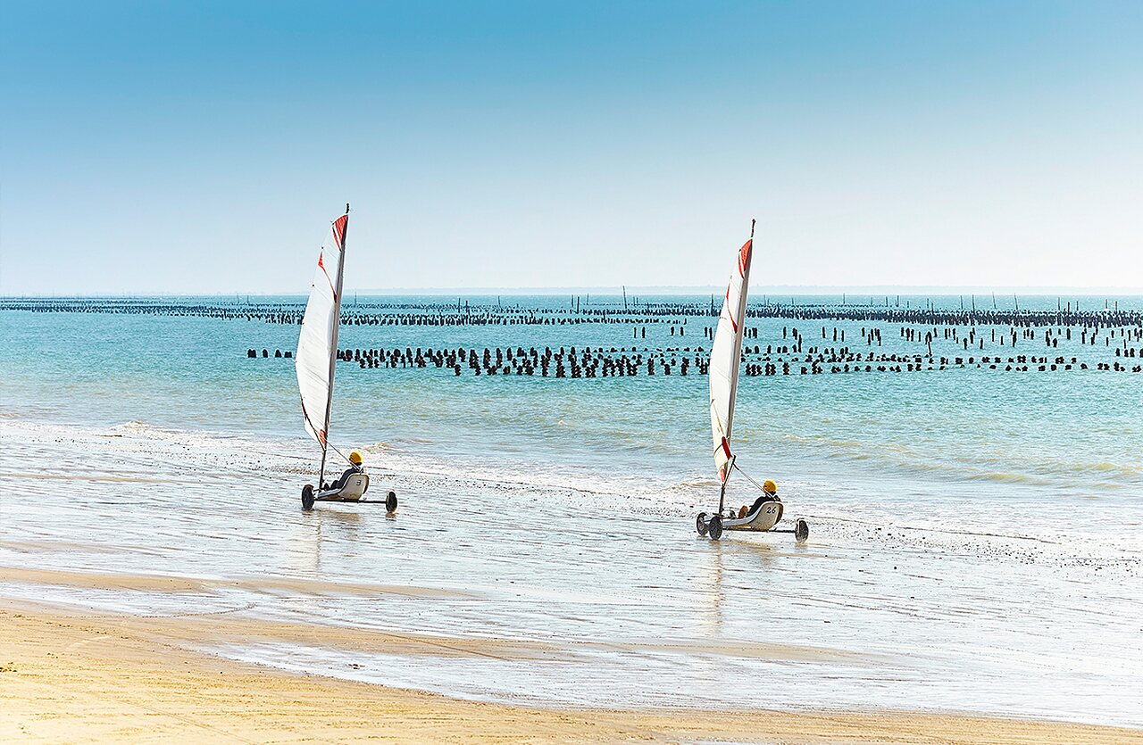 Carros de vela en la playa en el camping VAGUES OCEANES Blancs Ch�nes en LA TRANCHE SUR MER (85).