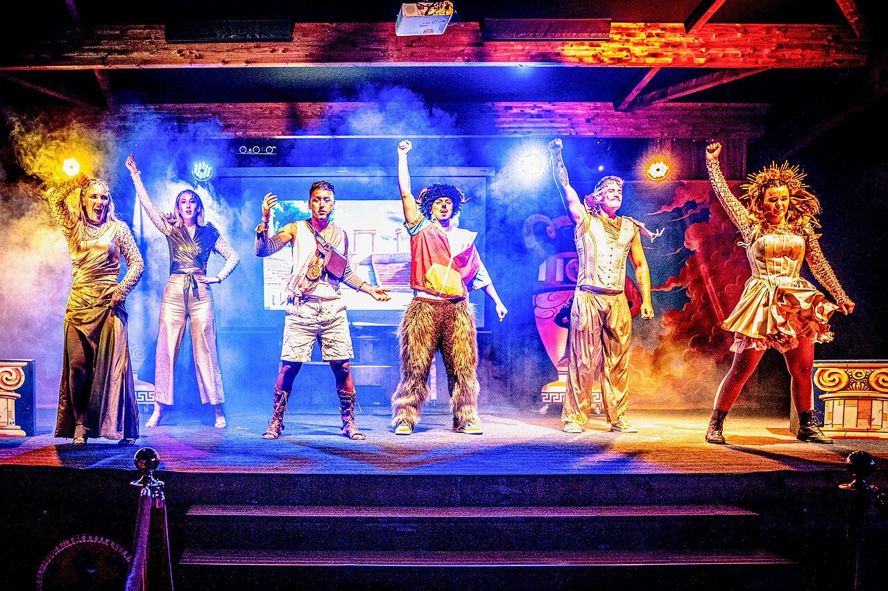 Espect�culo de animaci�n con artistas disfrazados en el escenario del camping VAGUES OCEANES Blancs Ch�nes en LA TRANCHE SUR MER (85).