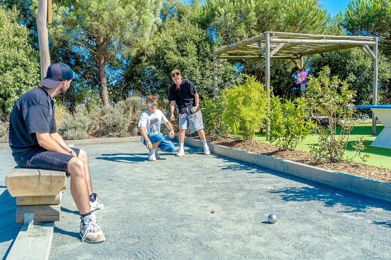 Jugadores de petanca en una pista de bolos en el camping VAGUES OCEANES Blancs Ch�nes en LA TRANCHE SUR MER (85).