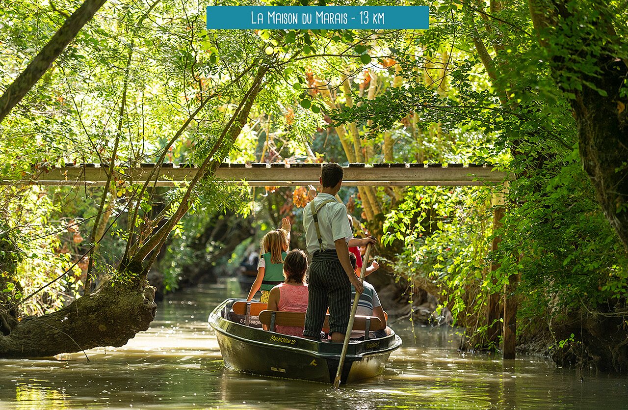 Paseo en barca tradicional por el Marais Poitevin, lugar para visitar cerca del camping.