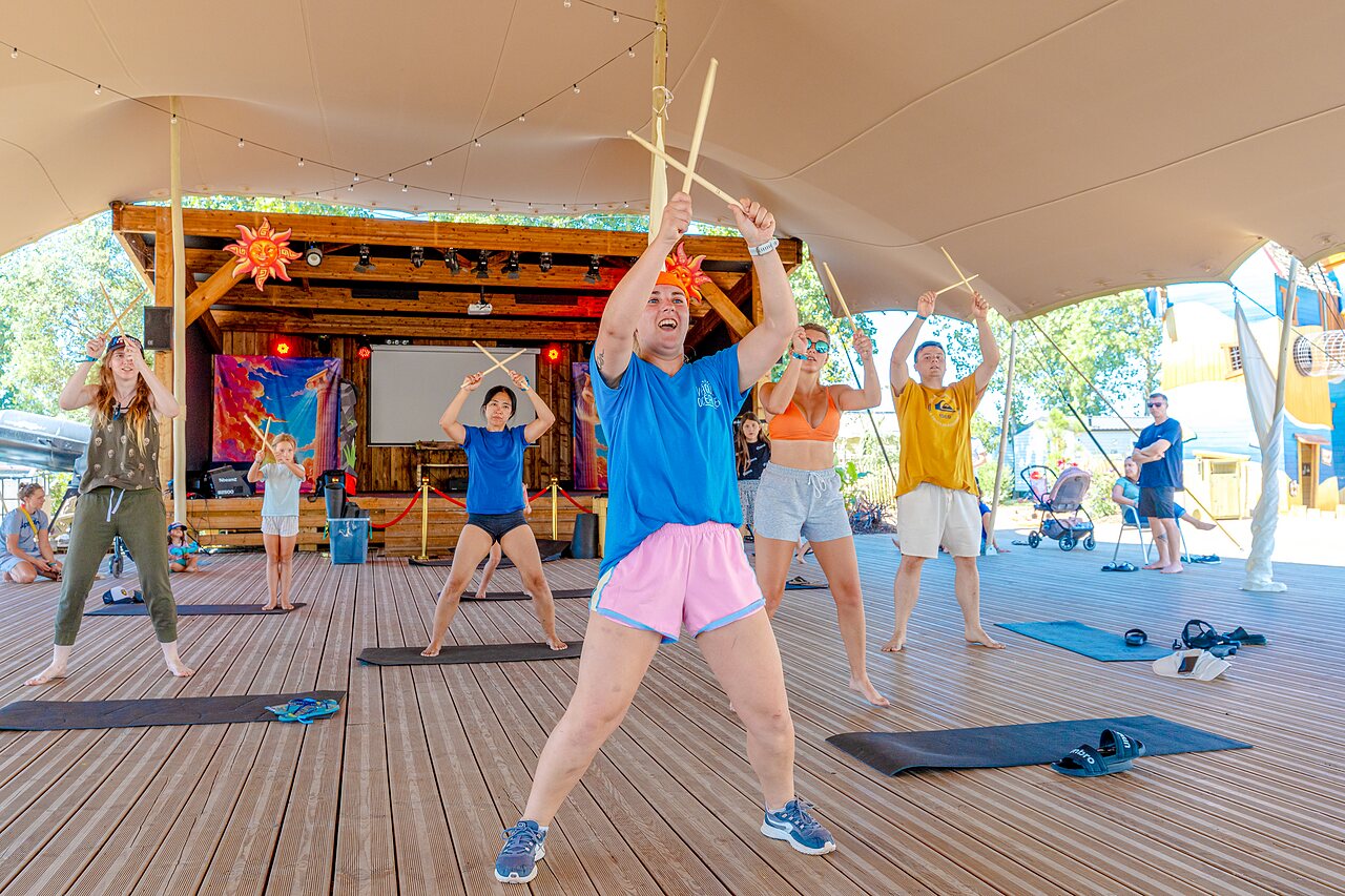 Fitness colectivo animado, en el camping VAGUES OCEANES Blancs Ch�nes en LA TRANCHE SUR MER (85).