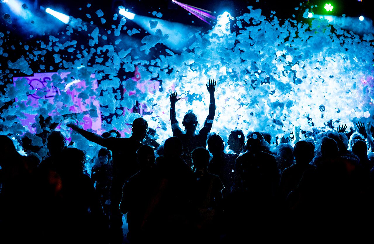 Fiesta de la espuma, multitud alegre, luces azules en camping VAGUES OCEANES Blancs Ch�nes en LA TRANCHE SUR MER (85).