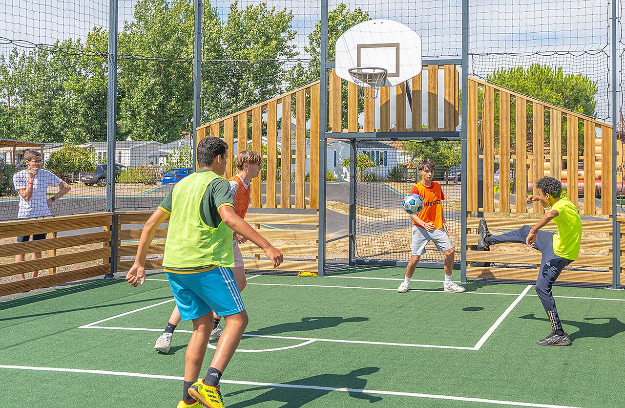 Cancha multideporte para f�tbol y baloncesto en el camping VAGUES OCEANES Blancs Ch�nes en LA TRANCHE SUR MER (85).