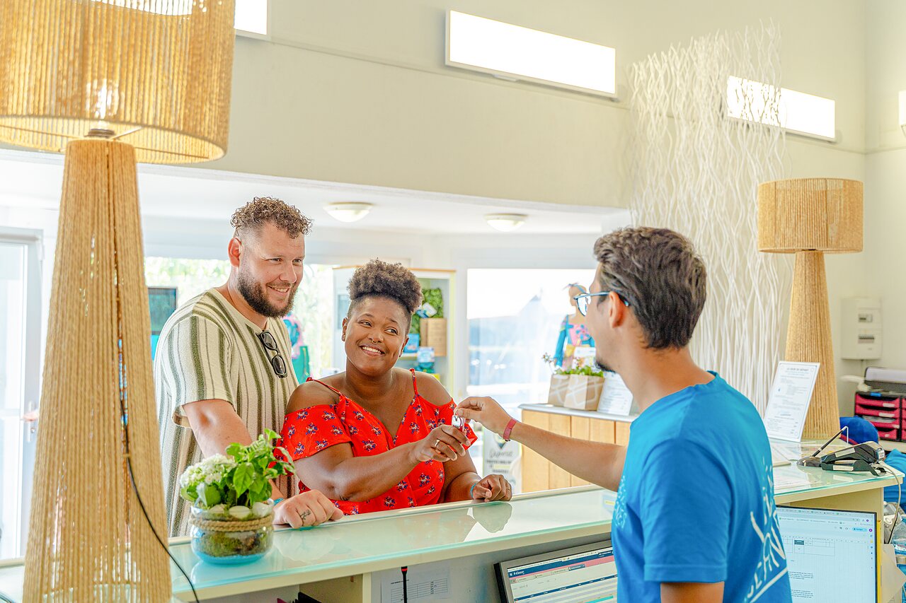 Recepci�n, entrega de llaves a clientes en el camping VAGUES OCEANES Blancs Ch�nes en LA TRANCHE SUR MER (85).