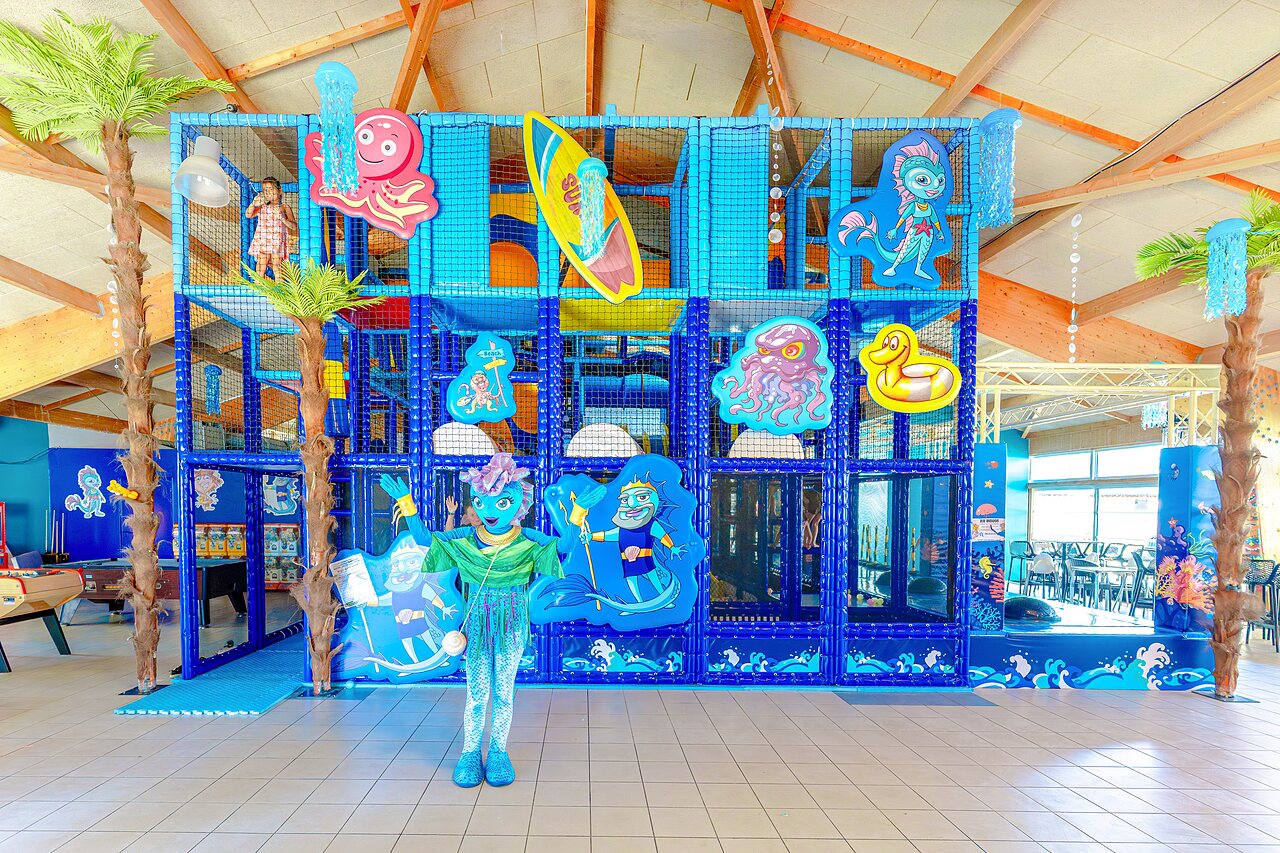 Gran �rea de juegos interior, tem�tica marina, en el camping VAGUES OCEANES Blancs Ch�nes.