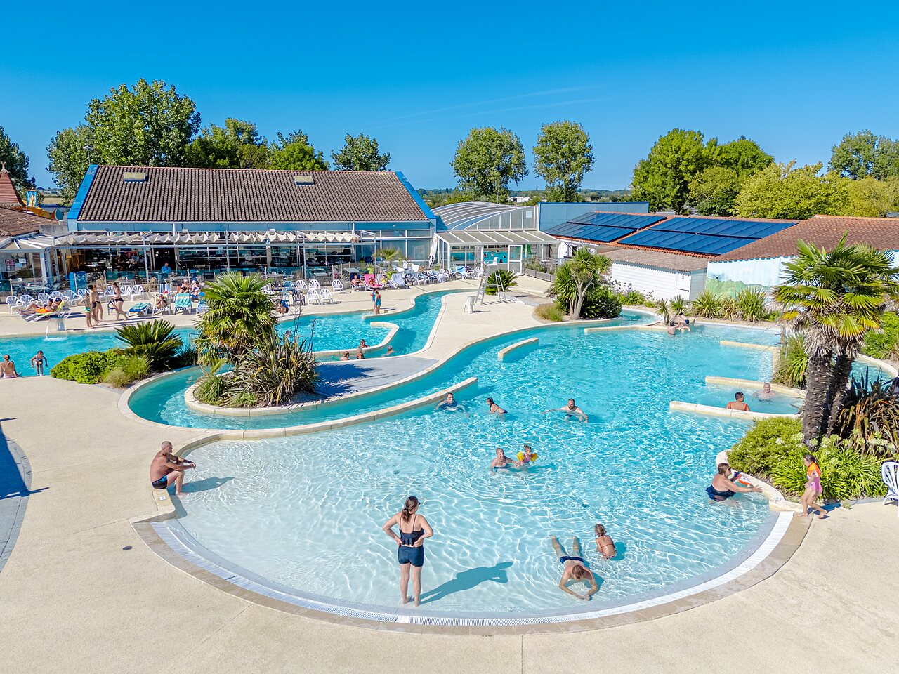 Piscinas en el camping VAGUES OCEANES Blancs Ch�nes en LA TRANCHE SUR MER (85).