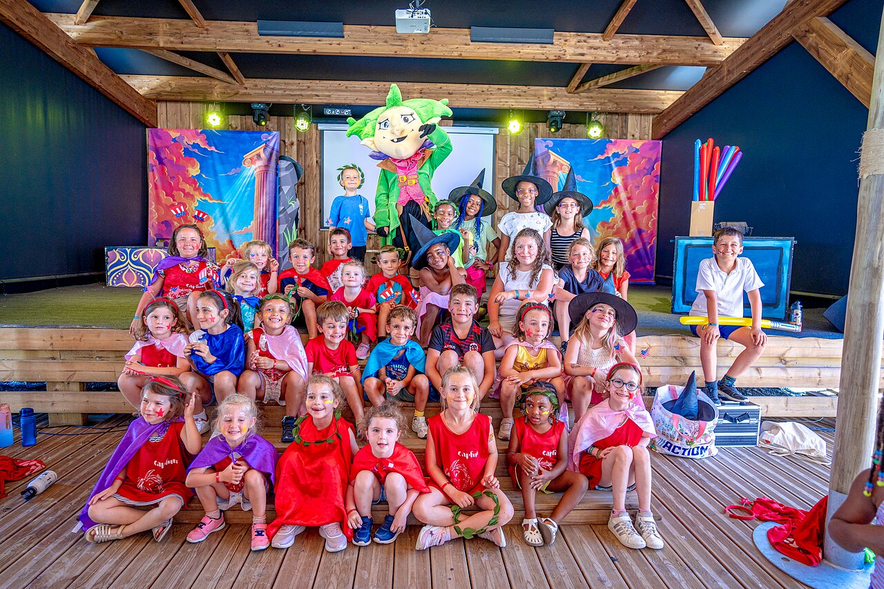 Animaci�n infantil con mascota y disfraces en el camping VAGUES OCEANES Blancs Ch�nes.