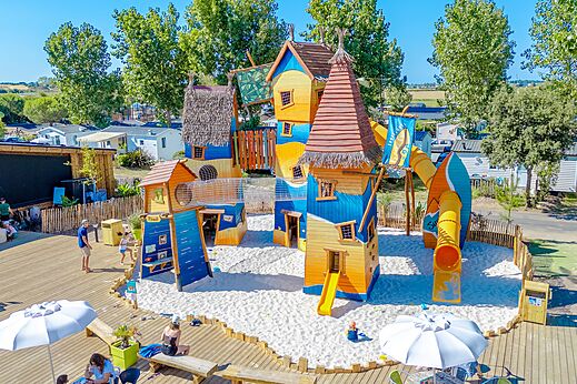 Zona de juegos colorida, toboganes en el camping VAGUES OCEANES Blancs Chênes en LA TRANCHE SUR MER (85).