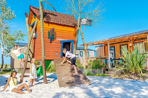 Niños jugando en parque infantil temático pirata de madera en camping VAGUES OCEANES Blancs Chênes en LA TRANCHE SUR MER (85).