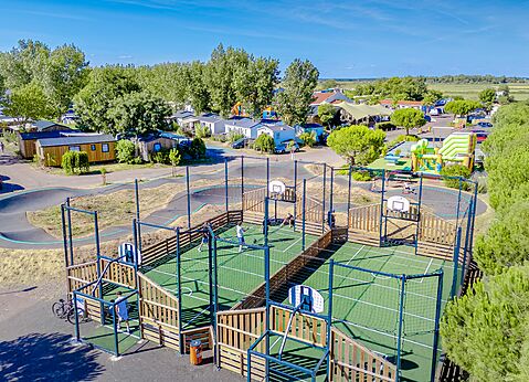Campo multideporte en el camping VAGUES OCEANES Blancs Chênes en LA TRANCHE SUR MER (85).