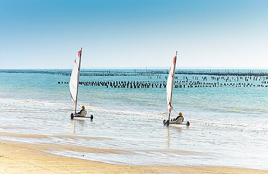 Carros de vela en la playa del camping VAGUES OCEANES Blancs Chênes.
