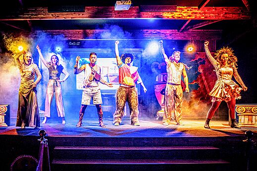Espectáculo de animación con artistas en el escenario en el camping VAGUES OCEANES Blancs Chênes en LA TRANCHE SUR MER (85).