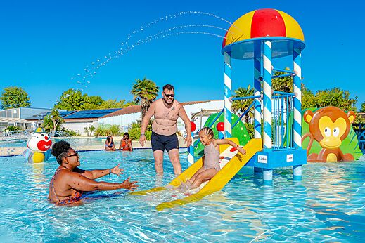 Piscina, juegos acuáticos infantiles en el camping VAGUES OCEANES Blancs Chênes en LA TRANCHE SUR MER (85).