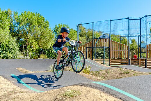 Pump track bicicletas en el camping VAGUES OCEANES Blancs Chênes en LA TRANCHE SUR MER (85).