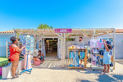 Tienda de comestibles Proxi con clientes comprando en el camping VAGUES OCEANES Blancs Chênes en LA TRANCHE SUR MER (85).