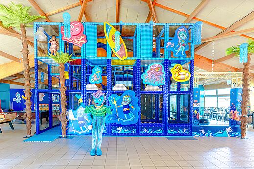 Estructura de juegos interior gigante para niños en el camping VAGUES OCEANES Blancs Chênes en LA TRANCHE SUR MER (85).
