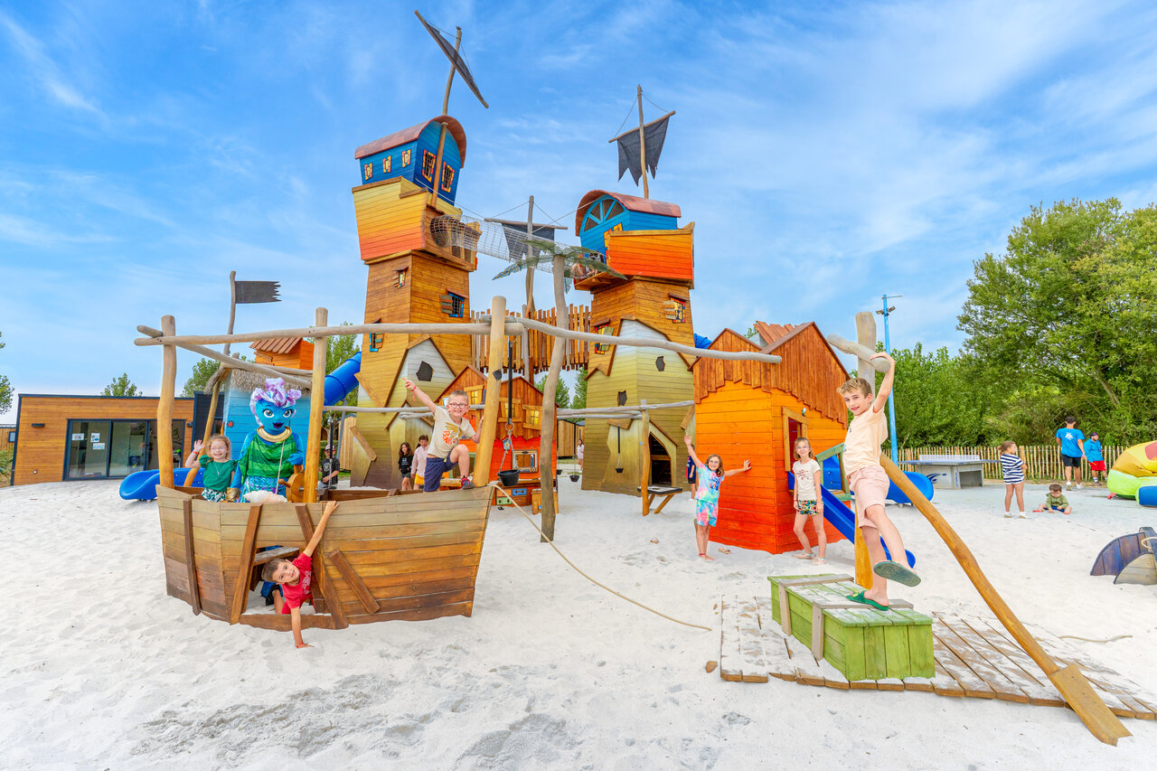 Juegos infantiles pirata en camping VAGUES OCEANES Bois Joly en Saint-Jean-de-Monts (85).