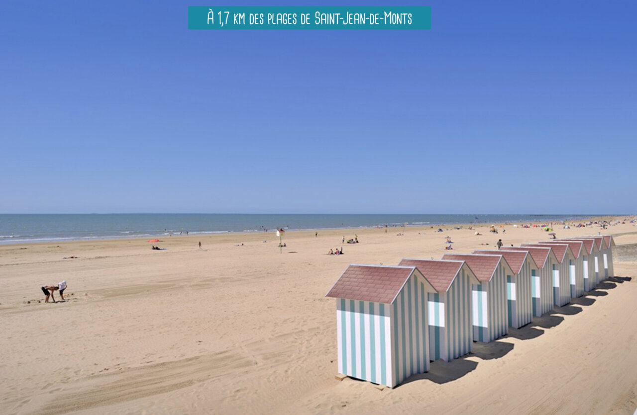 Playa de Saint-Jean-de-Monts con cabinas a rayas, Vandea.