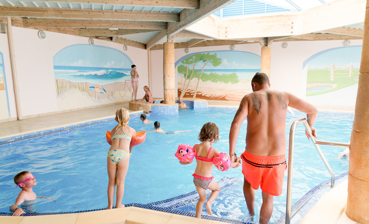 Piscina cubierta climatizada con ni�os y adultos en el camping VAGUES OCEANES Bois Joly en Saint-Jean-de-Monts (85).