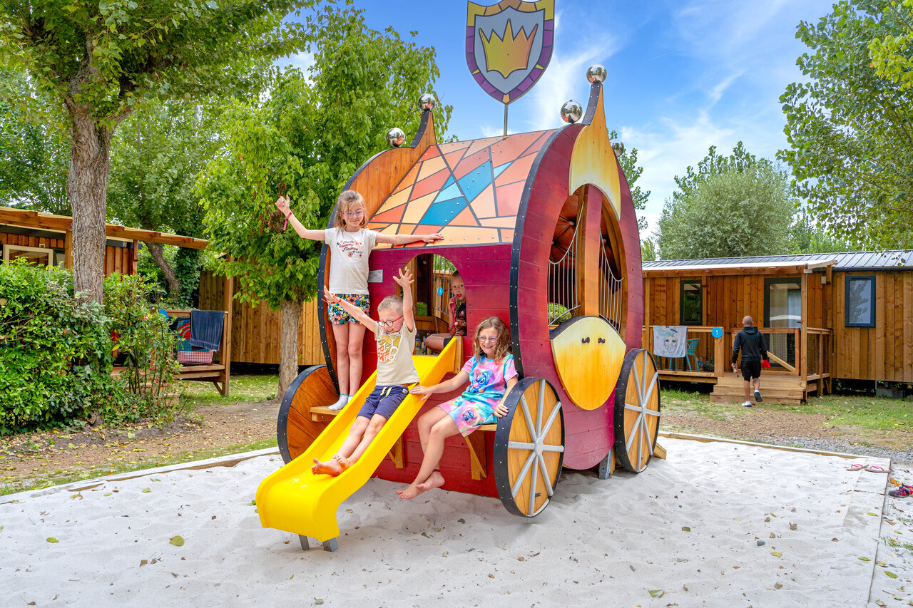 Juegos carruaje ni�os en camping VAGUES OCEANES Bois Joly en Saint-Jean-de-Monts.