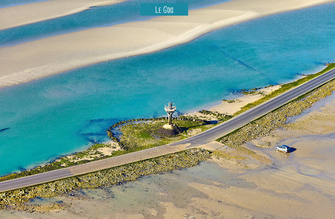 Calzada sumergible del Passage du Gois con marea baja, cerca de Noirmoutier en Vend�e.