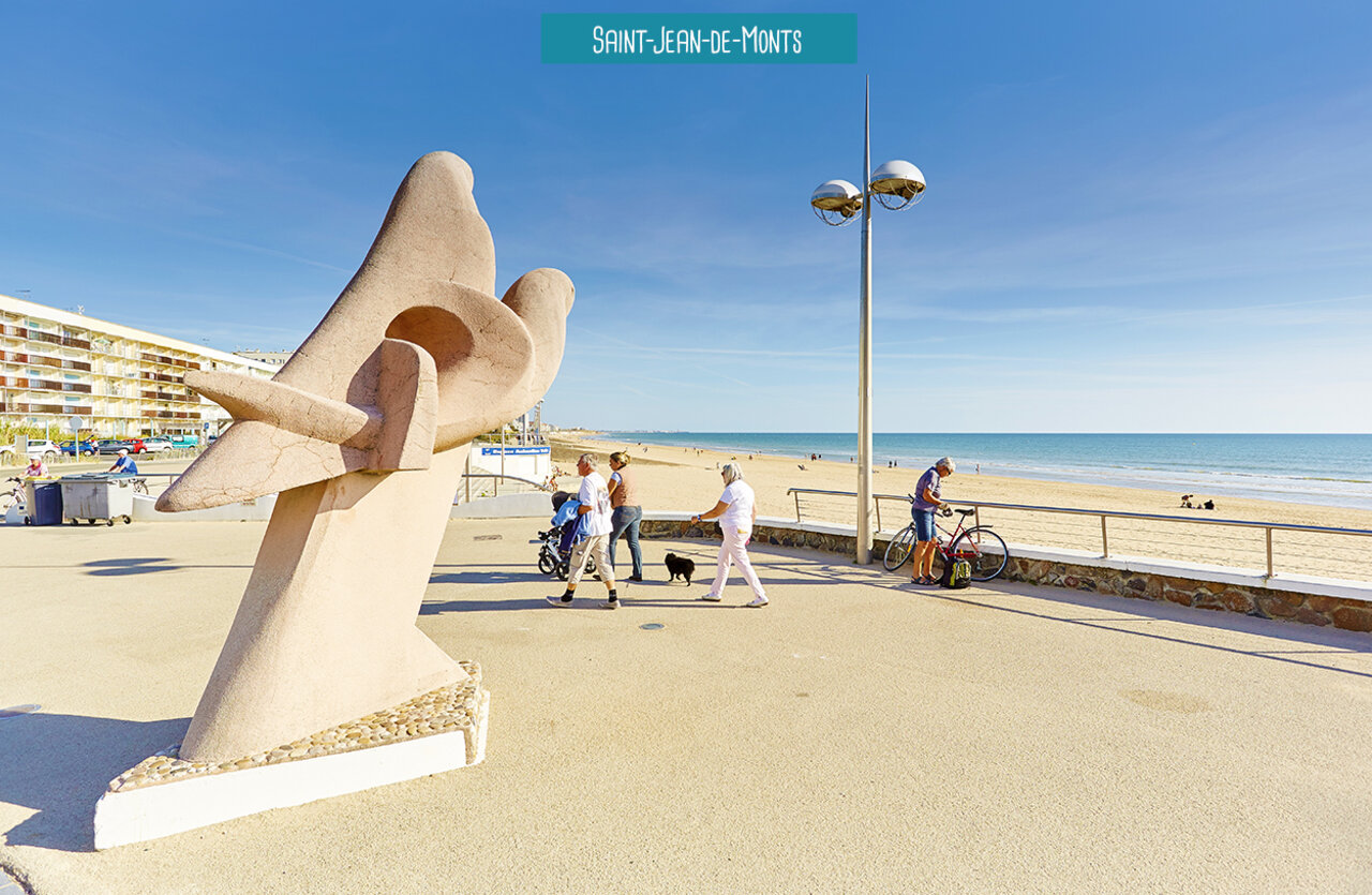 Escultura moderna en el paseo mar�timo de Saint-Jean-de-Monts, Vend�e, cerca del camping.