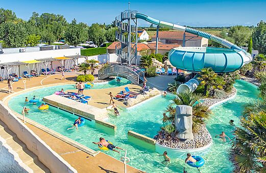 Piscina exterior, toboganes y río en el camping VAGUES OCEANES Bois Joly en Saint-Jean-de-Monts (85).