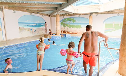 Piscina cubierta climatizada, familia en el camping VAGUES OCEANES Bois Joly en Saint-Jean-de-Monts.
