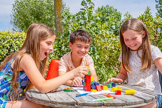 Niños jugando con bloques de construcción en el camping VAGUES OCEANES Bois Joly.