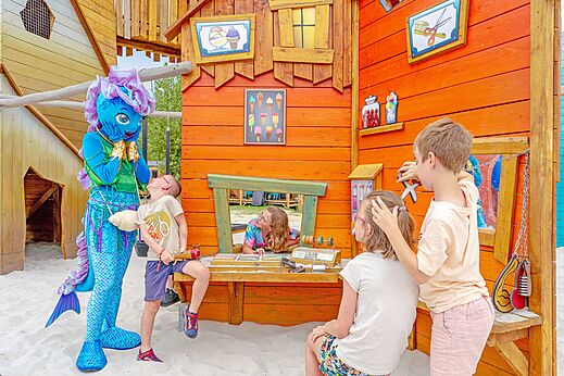 Juegos infantiles y mascota en camping VAGUES OCEANES Bois Joly en Saint-Jean-de-Monts.