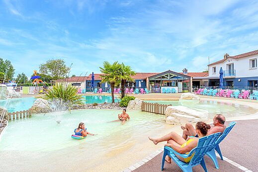 Piscina exterior en el camping VAGUES OCEANES Bois Joly en Saint-Jean-de-Monts (85).