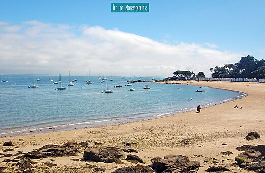 Playa de arena fina y barcos en la Isla de Noirmoutier, Vendée.